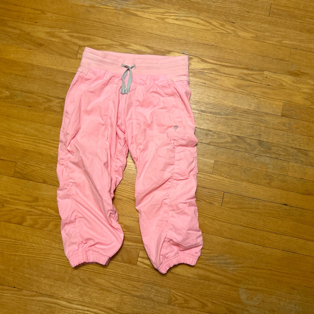 Ivivva cropped studio pants (pink salmon colour)